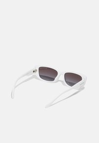 Michael Kors ASHEVILLE - Ochelari de soare - optic white/dark grey gradient