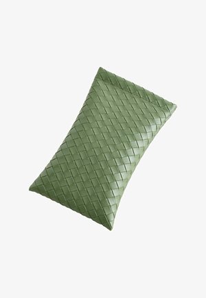 Fehér háttéren látható, téglalap alakú, olívazöld tároló, melynek felülete fonott bőrhatású, és az éleknél látható varrás található.