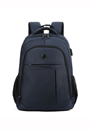 Sac à dos bleu marine fabriqué en tissu durable, avec un grand compartiment principal, une poche zippée à l'avant, des poches en mesh sur les côtés et des bretelles rembourrées.