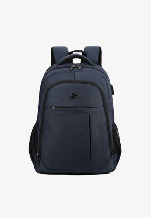 Dunkelblauer Rucksack aus strapazierfähigem Material, mit einem großen Hauptfach, einer Frontreißverschlusstasche, seitlichen Netztaschen und gepolsterten Schultergurten.