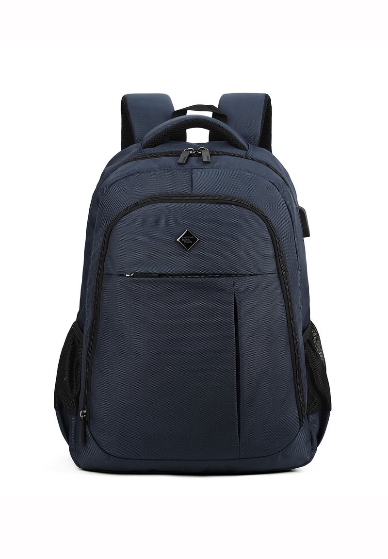 Zaino blu navy realizzato in tessuto resistente, dotato di un ampio scomparto principale, tasca frontale con zip, tasche laterali in rete e spallacci imbottiti.