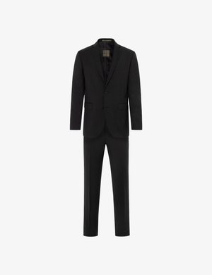 Czarny garnitur składający się z jednorzędowej marynarki z klapami w kształcie notcha, spodni z płaskim przodem oraz gładkiego wykończenia na całej powierzchni.