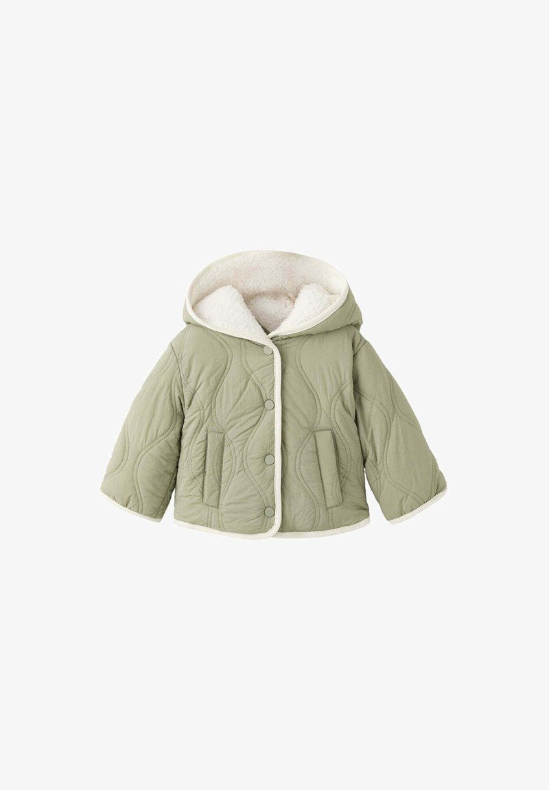 Veste matelassée vert clair avec capuche et doublure en polaire blanche, fermeture par boutons-pression et poches avant.