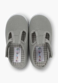 Scarpe in tela grigia con design a ritaglio, suola bianca e fodera a quadretti. Presentano una pratica fascia a loop per facilitare indossarle. Etichetta del marchio visibile.