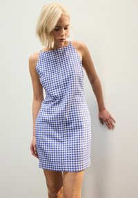 Blau-weiß kariertes Kleid mit taillierter Silhouette, quadratischem Ausschnitt und Spaghettiträgern, aus leichtem Stoff gefertigt. Glatte Textur.
