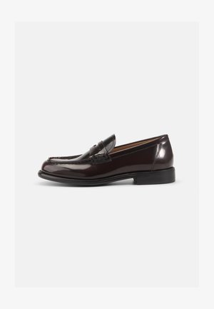 Burgundia nahast slip-on kingad läikiva viimistlusega, millel on õmmeldud varvas ja väike dekoratiivne rihm ees. Madal virnastatud konts.