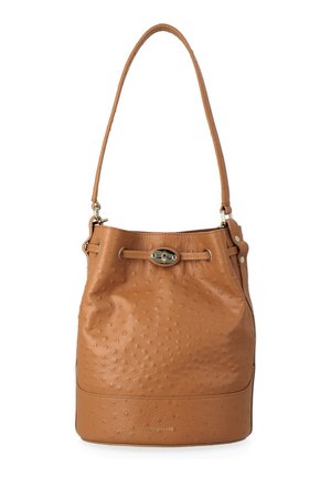 Borsa a tracolla in pelle marrone con trama, con una lunga tracolla e una chiusura a girello ovale in argento sul davanti.