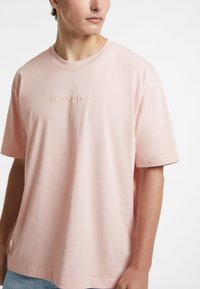 Guess Jeans LOGO - Marškinėliai su spaudiniu - rose