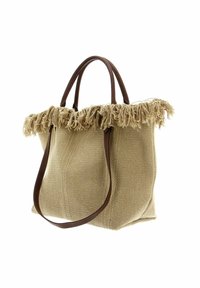 Velká béžová taška přes rameno vyrobená z texturované látky s třásněmi na vrchu a kontrastními hnědými koženými uchy. Design s otevřeným vrchem, ležérní estetikou.