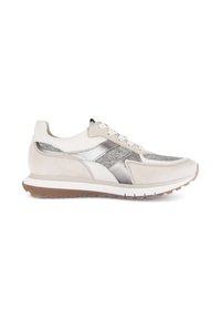Lichtgrijze sneaker met een combinatie van leer en suède materialen. Heeft metallic accenten, een rubberen zool en gestructureerde zijpanelen.