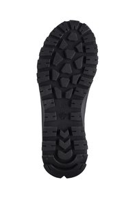 Svart gummisula med djupa, hexagonala spår och strukturerad yta. Har en rund klack och förstärkt kant för hållbarhet.