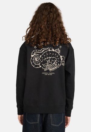 Zwarte sweatshirt met een grote afbeelding van een slang op de achterkant, met de tekst "Kruip, Rol of Rol" in crème-kleurige letters.