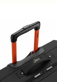 Maleta negra con ruedas que presenta un asa de goma negra y una extensión de aluminio naranja, con cierre de cremallera y la marca Jeep.