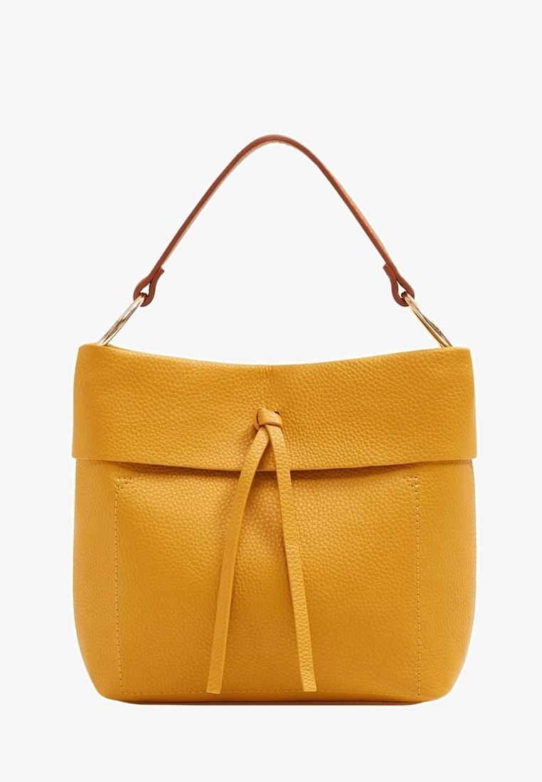 Sac à main en cuir jaune texturé avec une poignée marron et un rabat avant sécurisé par deux sangles en cuir nouées.