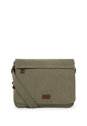 Sac messager en toile vert olive avec bandoulière ajustable et tirette en cuir marron sur le rabat avant.
