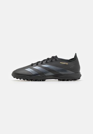 Zwarte voetbalschoenen met een textuur oppervlak, voorzien van blauwe diagonale strepen, zwarte veters en een gouden logo met de naam "PREDATOR."