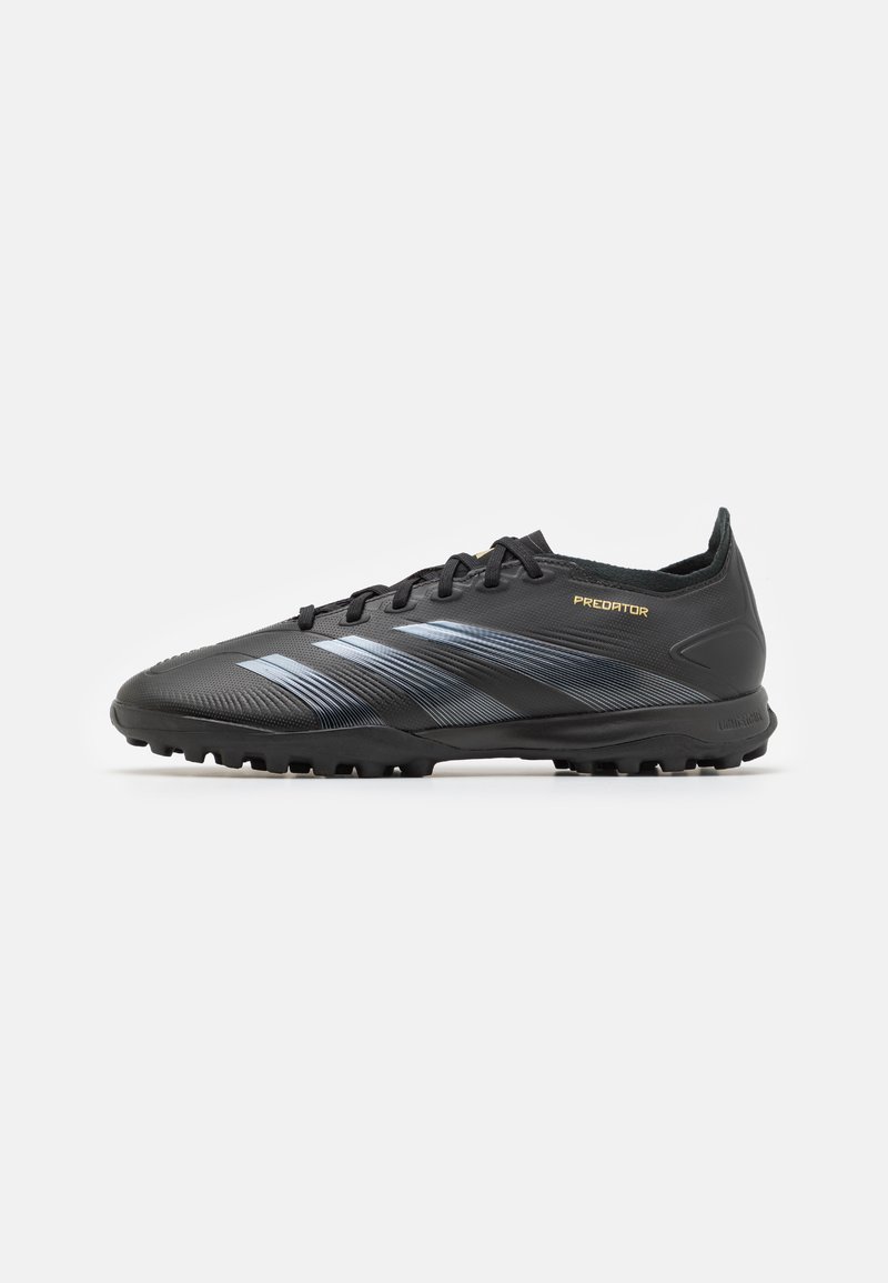 Botín de fútbol negro con superficie texturizada, presenta rayas diagonales azules, cordones negros y un logo dorado etiquetado como "PREDATOR."