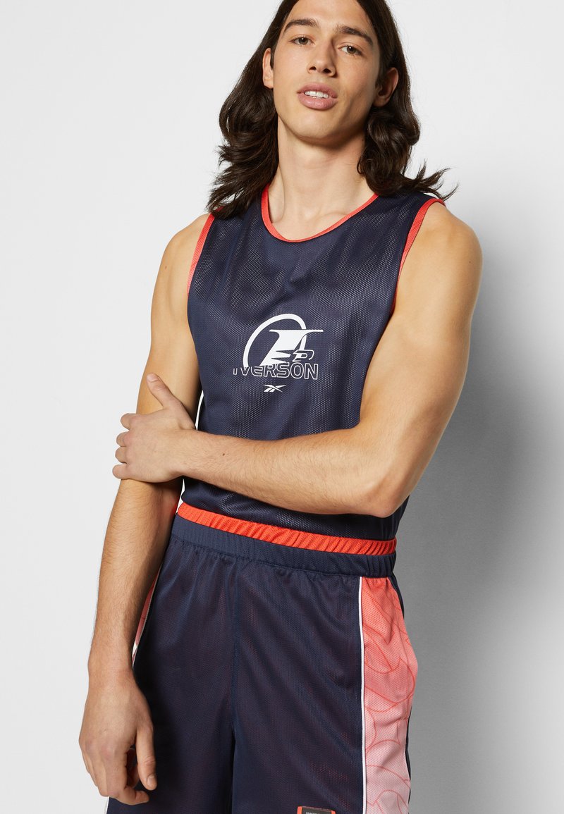 Herren Trainingsanzüge | Reebok Classic IVERSON BALL Shorts vector navy/dunkelblau - FI68170 Herren Trainingsanzüge | Reebok Classic IVERSON BALL Shorts vector navy/dunkelblau - FI68170