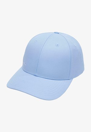 Lyseblå baseballkasket lavet af blødt stof, med skygge i buet stil, syet detaljering og et hvidt broderet logo på fronten.