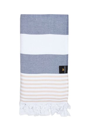 Asciugamano di cotone piegato con larghe strisce blu e bianche, strisce strette beige e bianche e frange bianche a un'estremità.