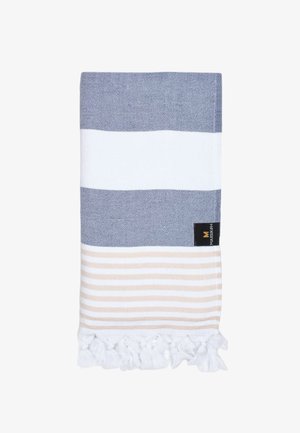 Asciugamano di cotone piegato con larghe strisce blu e bianche, strisce strette beige e bianche e frange bianche a un'estremità.
