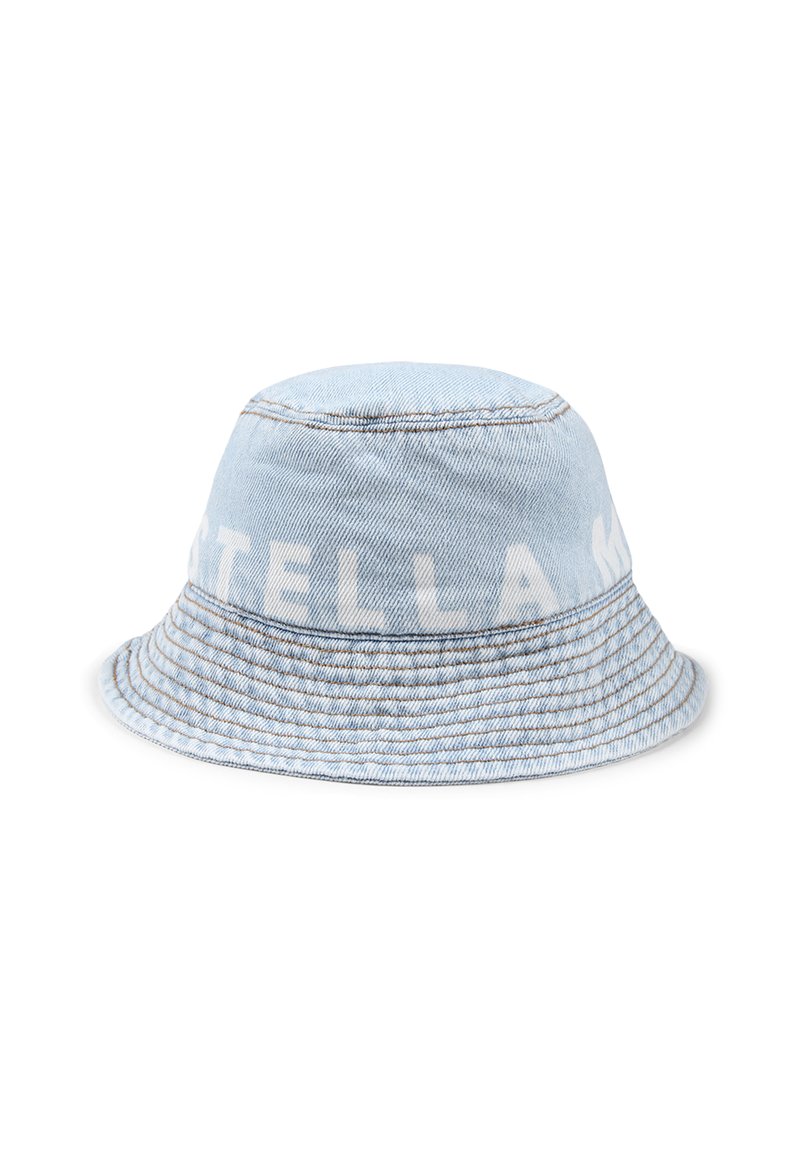 Cappello a secchiello in denim blu chiaro con cuciture visibili e una visiera ampia. Presenta la parola "STELLA" stampata in modo sottile sul lato.