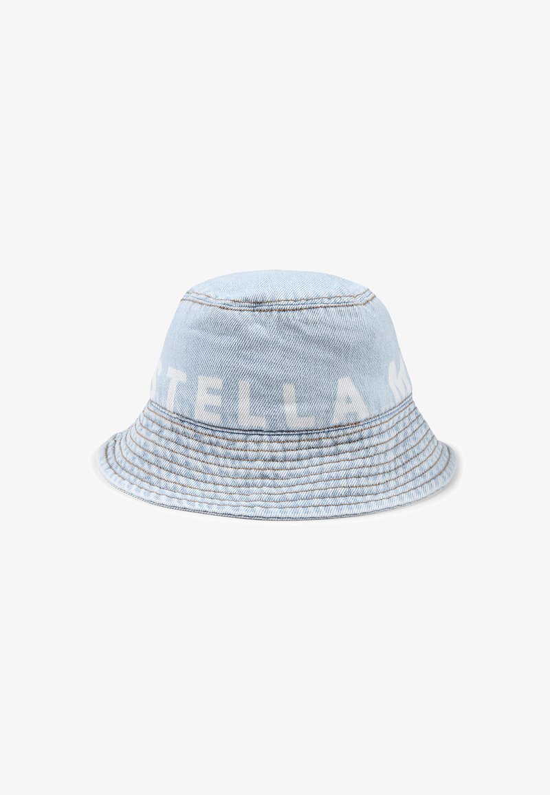 Cappello a secchiello in denim blu chiaro con cuciture visibili e una visiera ampia. Presenta la parola "STELLA" stampata in modo sottile sul lato.