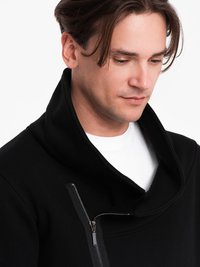 Sort sweatshirt med høj krave og sidelukning. Blød tekstur, slim fit, med et hvidt inderskikt synligt ved halsudskæringen.