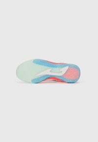Semelle de chaussure avec une surface translucide bleu clair, accents roses, motif texturé et un logo central blanc. Présente un design flexible.