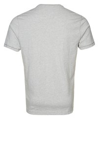 Camiseta de algodón gris con cuello redondo, mangas cortas y diseño liso con detalles de costura visibles en las mangas.