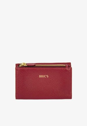 Portefeuille en cuir rouge avec surface texturée, fermeture éclair dorée et logo de marque en relief. Forme rectangulaire compacte, adaptée pour les cartes et les petits objets.