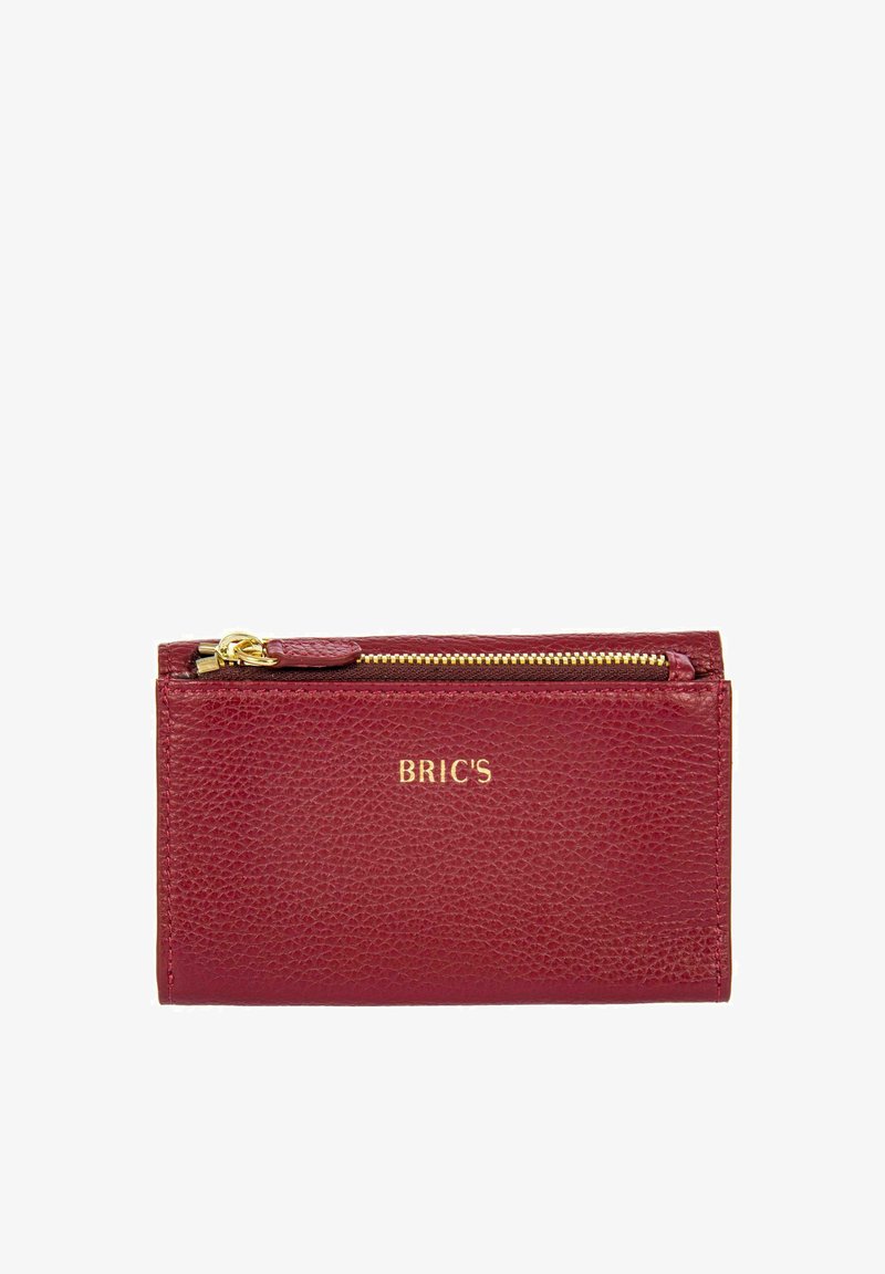 Portefeuille en cuir rouge avec surface texturée, fermeture éclair dorée et logo de marque en relief. Forme rectangulaire compacte, adaptée pour les cartes et les petits objets.