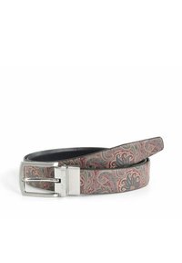 Gemusterter Ledergürtel in Rot, Blau und Grün mit Paisley-Design. Silberne rechteckige Schnalle mit polierter Oberfläche. Durchgehend glatte Textur.