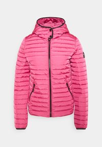 Klädd rosa jacka med horisontell quiltad textur, svart dragkedja och huva. Har två sidofickor och en logo på ärmen.