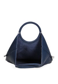 Borsa a tracolla blu navy con un'esterno in pelle texturizzata. Caratterizzata da un manico circolare e un interno aperto, che mette in evidenza la sua forma e struttura uniche.