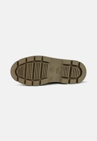 Suela de goma marrón con una superficie texturizada, surcada por profundas ranuras y con punta redondeada. Diseño robusto con patrones de tracción distintivos.
