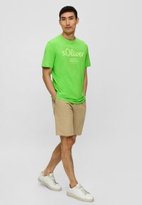 s.Oliver MIT GROSSEM LABEL - T-shirt print - grün