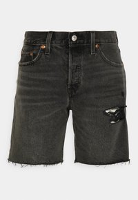 Pantalones cortos de denim negro con detalles desgastados, dobladillo deshilachado, cinco bolsillos y herrajes en tono cobre; corte casual.