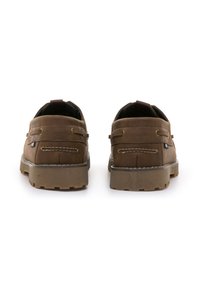 Braune Lederschuhe mit niedrigem Profil und Gummisohlen. Mit genähten Akzenten und Metallösen für die Schnürsenkel an den Seiten.