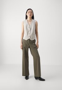 DKNY BUTTON WELT POCKET VEST - Veste - pebble