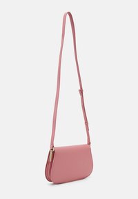 Rosa synthetische Umhängetasche mit flachem Design, verstellbarem Riemen und goldenen Hardware-Akzenten. Glatte Textur mit minimalistischem Format.