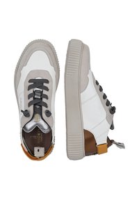 Sneaker in pelle e camoscio, con una combinazione di colori grigio e bianco, suole testurizzate e dettagli di lacci e accentuazioni a contrasto.