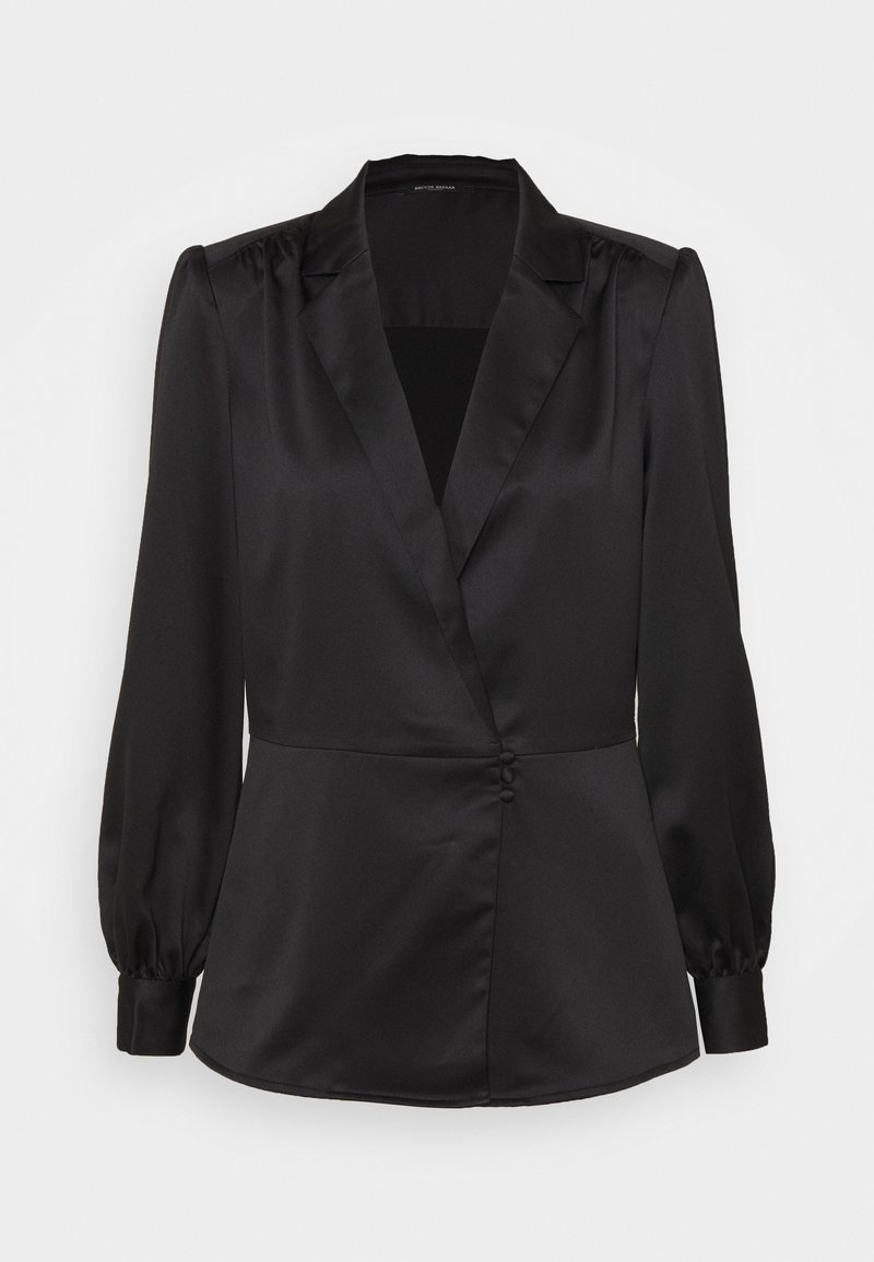 Blouse noire en satin avec manches longues bouffantes, coupe ajustée, col à revers et trois petits boutons recouverts de tissu à l'avant.