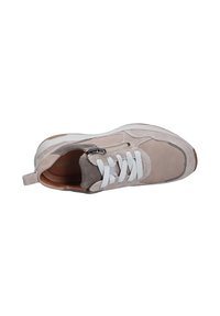 Beige sneaker met mesh- en suède-elementen, witte veters, een zijrits en een gestructureerde zool. Beschikt over een versterkte hak en een zachte voering.