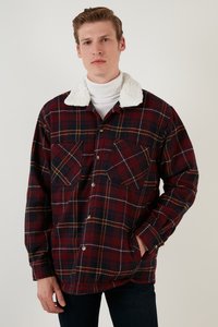 Cămașă în carouri roșii și bleumarin din flanel, cu guler din blană artificială albă, două buzunare la piept și închidere cu nasturi. Țesătură texturată cu cusături vizibile.