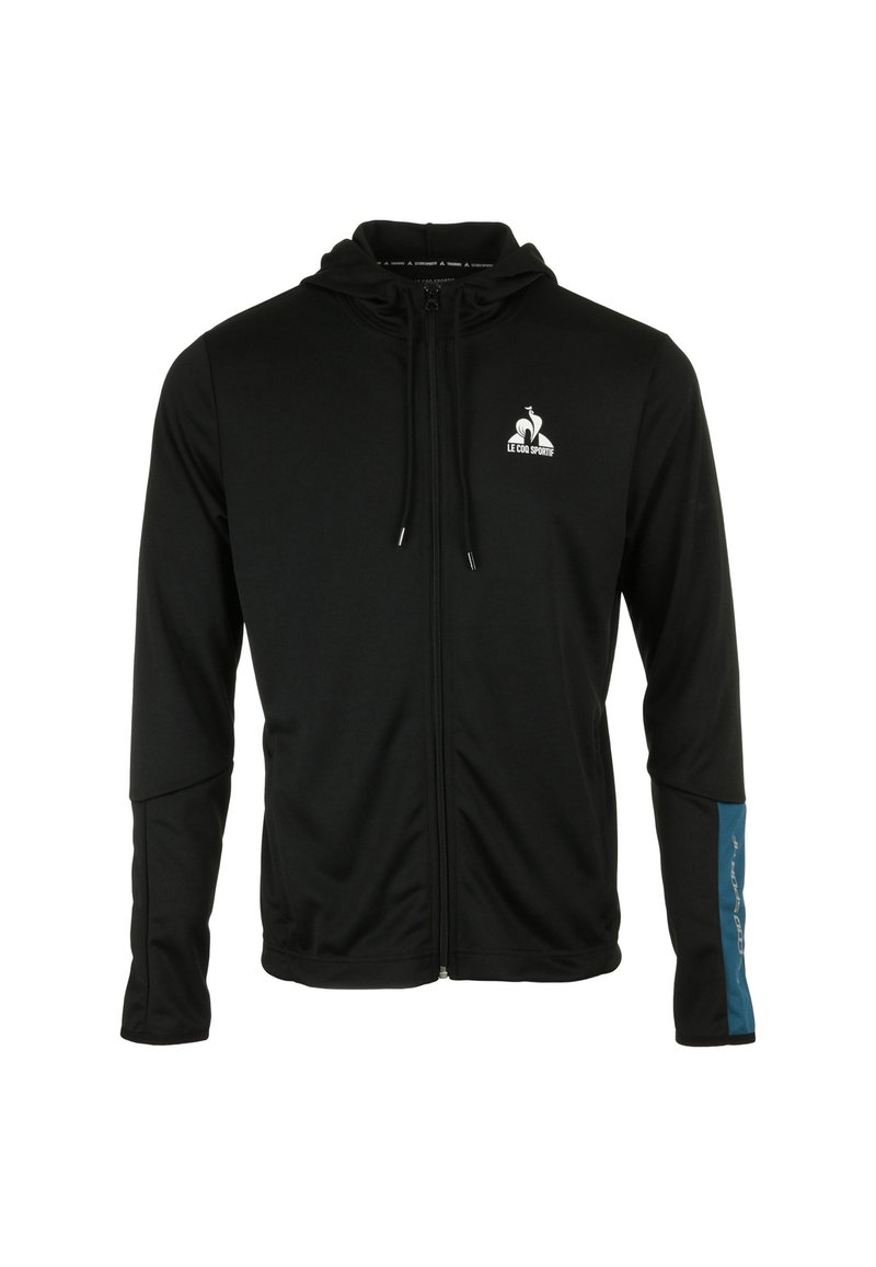 Zwarte hoodie met ritssluiting van lichtgewicht stof, met een logo aan de voorkant, een verstelbare trekkoordcapuchon en een blauwe accent op een mouw.