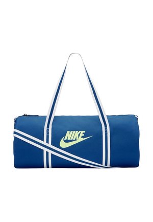 Sac de sport bleu Nike avec deux bandes blanches, deux poignées, une bandoulière réglable et une fermeture éclair.
