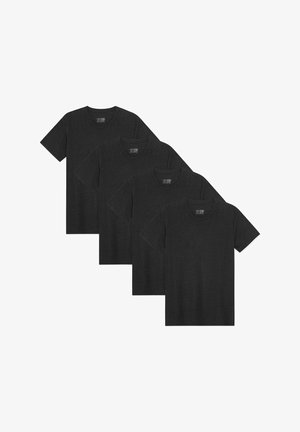 Fire sorte bomulds t-shirts med korte ærmer og rund hals, vist i en stablet opstilling.