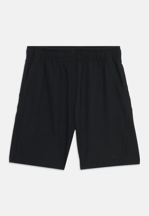 Μαύρα σορτς με ελαστική μέση και πλαϊνές τσέπες, μήκους μέχρι το γόνατο, κατασκευασμένα από ελαφρύ ύφασμα, παρουσιασμένα σε λευκό απλό φόντο.