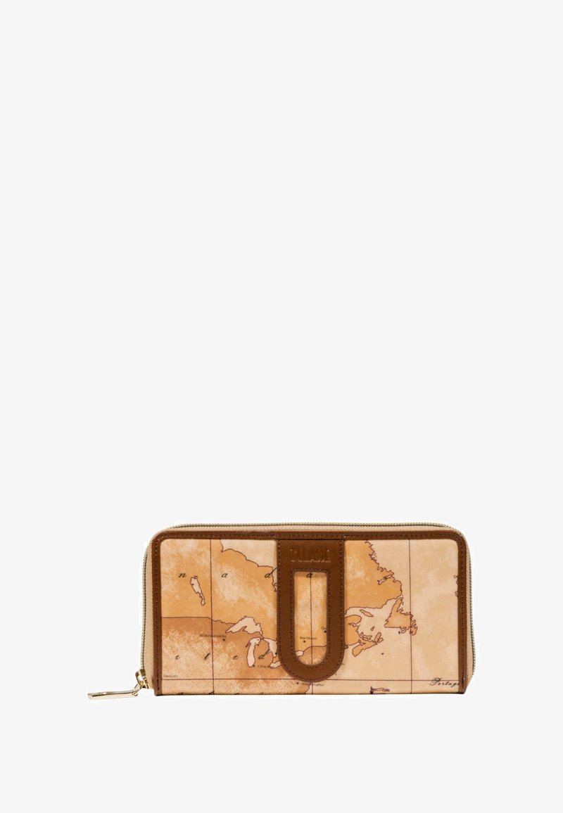 Portafoglio con design a mappa in pelle marrone chiaro e marrone scuro, dotato di chiusura con zip e dettaglio ritagliato al centro, superficie testurizzata con motivi geografici.